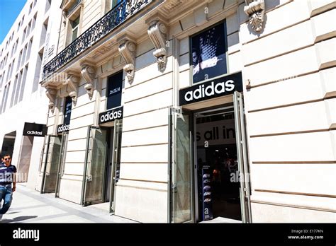 adidas champs élysées.